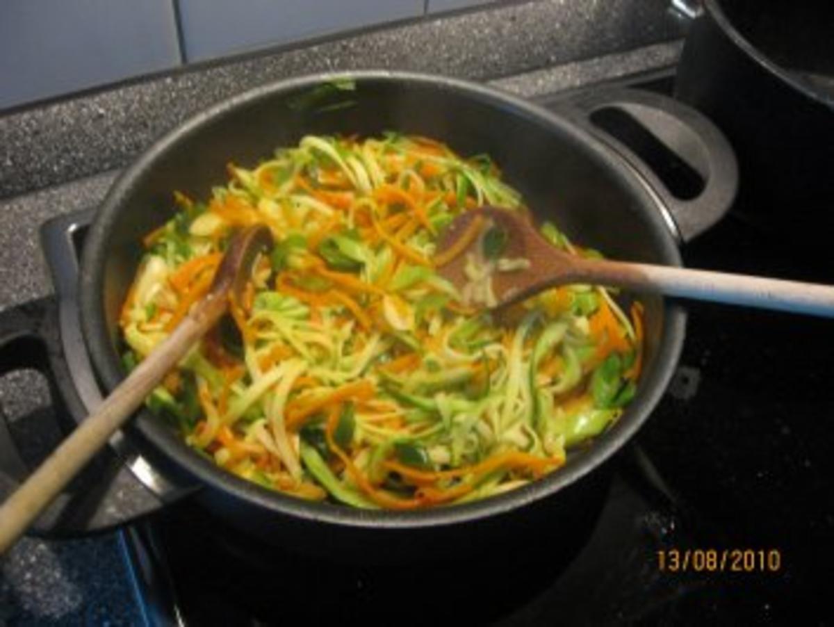 Julienne–Gemüse auf Bandnudeln mit Curry-Sahnesoße - Rezept - Bild Nr. 11