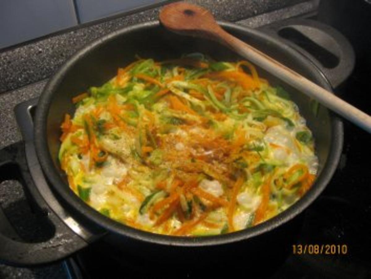 Julienne–Gemüse auf Bandnudeln mit Curry-Sahnesoße - Rezept - Bild Nr. 12
