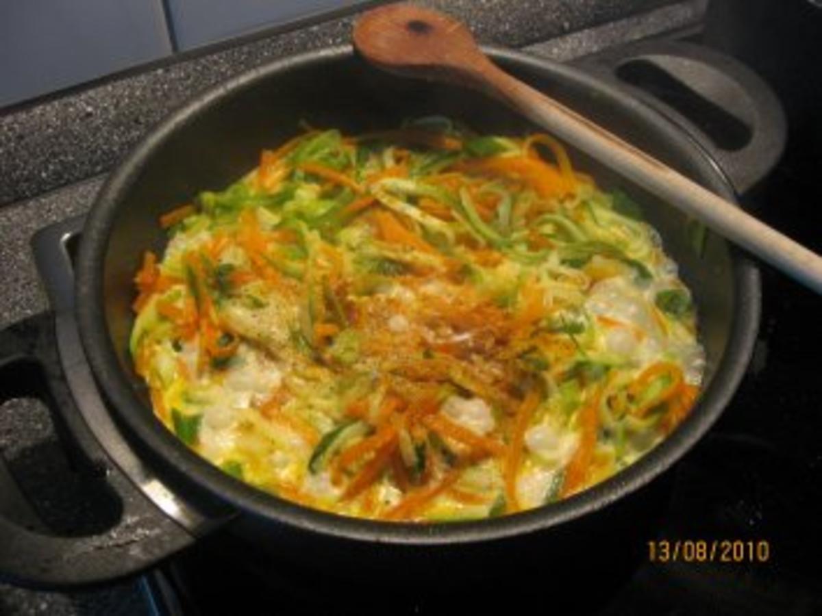 Julienne–Gemüse auf Bandnudeln mit Curry-Sahnesoße - Rezept - kochbar.de