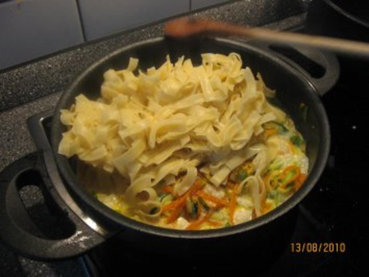 Julienne–Gemüse auf Bandnudeln mit Curry-Sahnesoße - Rezept - Bild Nr. 13