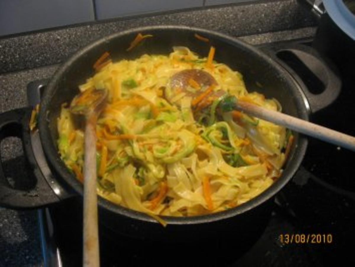 Julienne–Gemüse auf Bandnudeln mit Curry-Sahnesoße - Rezept - Bild Nr. 14