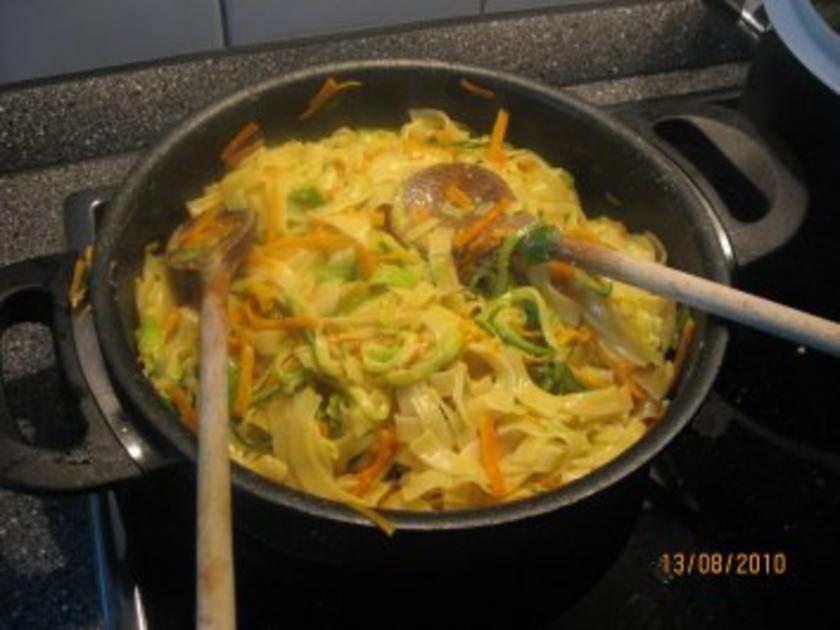 Julienne–Gemüse auf Bandnudeln mit Curry Sahnesoße - einfach - 155 kcal ...