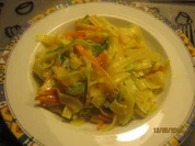 Julienne–Gemüse auf Bandnudeln mit Curry-Sahnesoße - Rezept