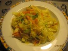 Julienne–Gemüse auf Bandnudeln mit Curry-Sahnesoße - Rezept