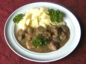 Filetgulasch mit Pflaumen in Sherrysoße - Rezept