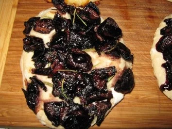 Focaccia mit Rotwein-Balsamico-Schalotten - Rezept