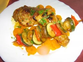 Rezept: Hähnchenschenkel mit Gemüsespießen auf Karottenbeet Bild Nr. 7 Hähnchenschenkel mit Gemüsespießen auf Karottenbeet - Rezept - Bild Nr. 7