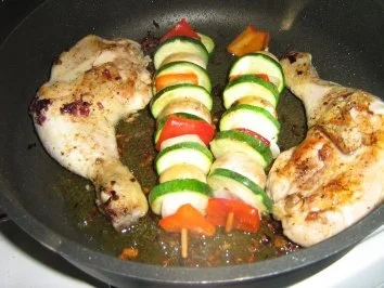 Rezept: Hähnchenschenkel mit Gemüsespießen auf Karottenbeet Bild Nr. 3 Hähnchenschenkel mit Gemüsespießen auf Karottenbeet - Rezept - Bild Nr. 3