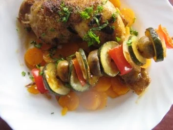 Rezept: Hähnchenschenkel mit Gemüsespießen auf Karottenbeet Hähnchenschenkel mit Gemüsespießen auf Karottenbeet - Rezept