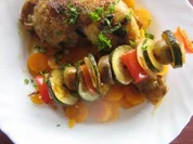 Hähnchenschenkel mit Gemüsespießen auf Karottenbeet - Rezept