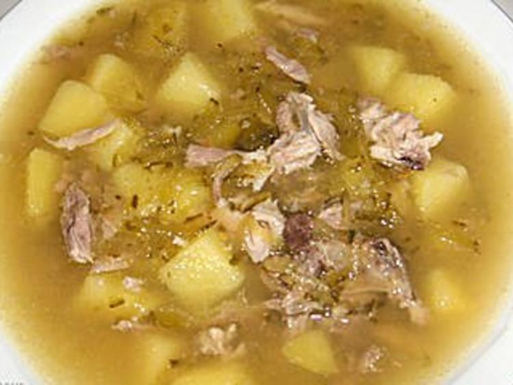 Gurkensuppe mit Brühwürfel und Zwiebel(n), schälen, ganz lassen ...