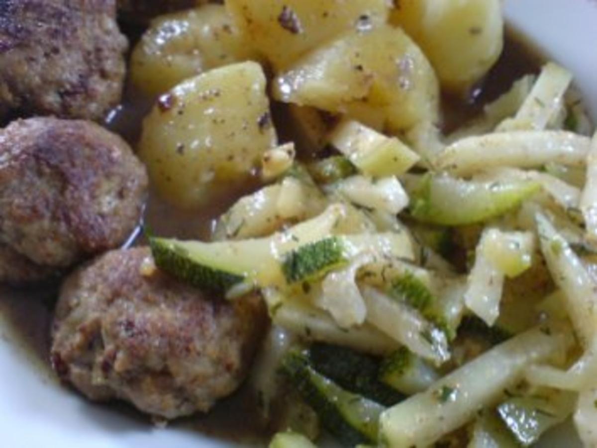 Zucchini-Kohlrabi-Salat zu Klopse und Salzkartoffeln - Rezept - Bild Nr. 3