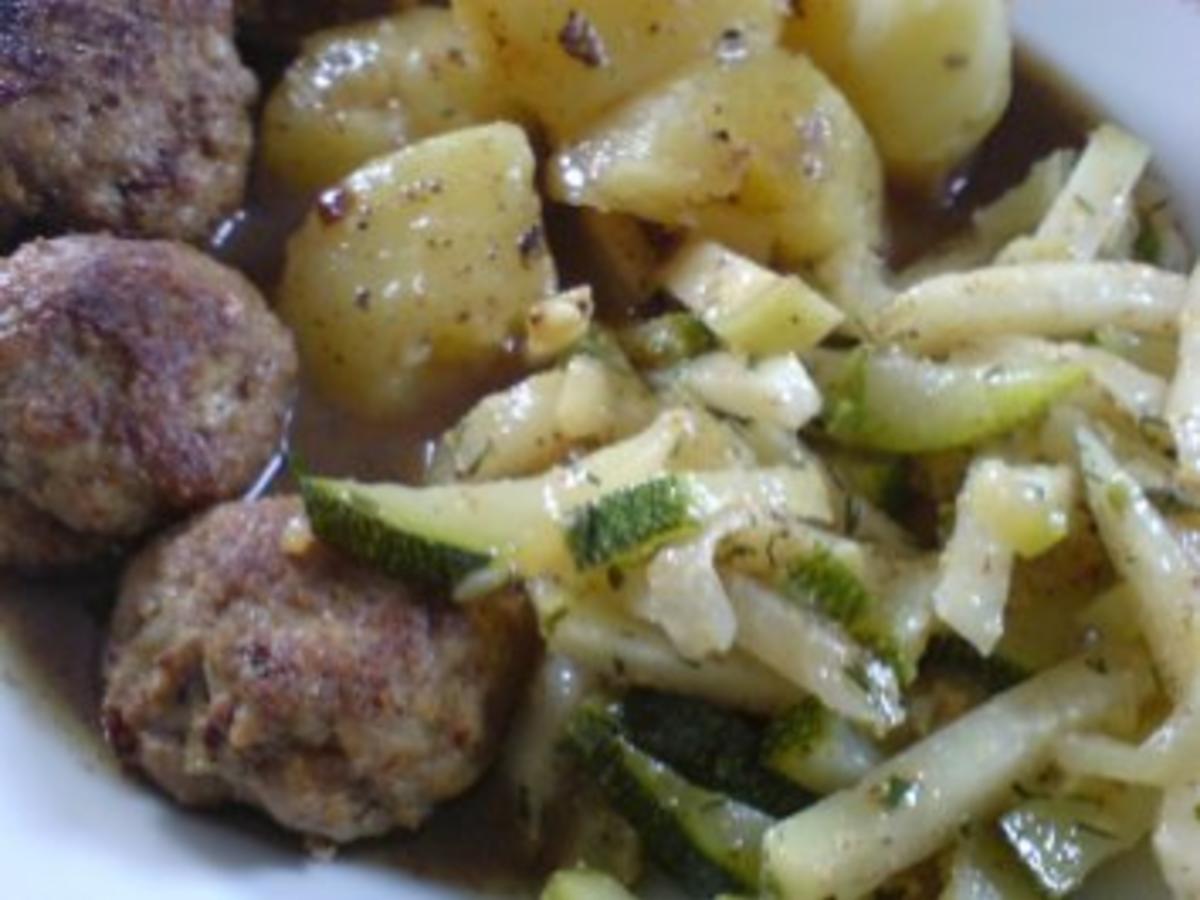 Zucchini-Kohlrabi-Salat zu Klopse und Salzkartoffeln - Rezept - kochbar.de