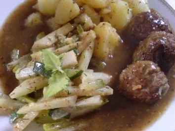 Zucchini-Kohlrabi-Salat zu Klopse und Salzkartoffeln - Rezept - Bild Nr. 2