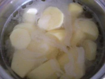 Zucchini-Kohlrabi-Salat zu Klopse und Salzkartoffeln - Rezept - Bild Nr. 4