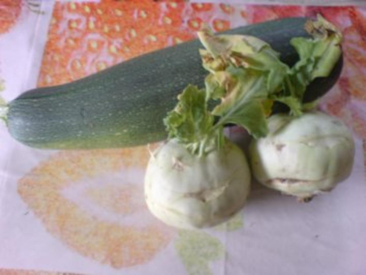 Zucchini-Kohlrabi-Salat zu Klopse und Salzkartoffeln - Rezept - Bild Nr. 5