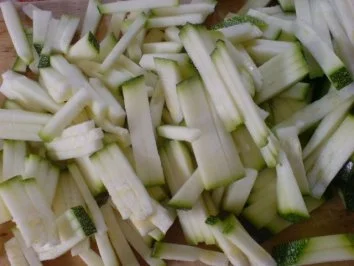 Zucchini-Kohlrabi-Salat zu Klopse und Salzkartoffeln - Rezept - Bild Nr. 7