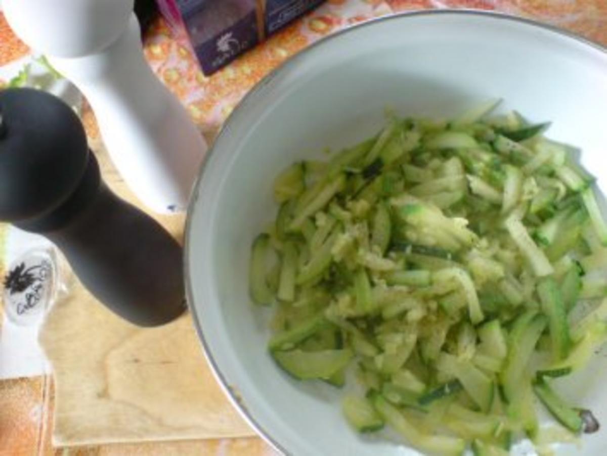 Zucchini-Kohlrabi-Salat zu Klopse und Salzkartoffeln - Rezept - Bild Nr. 9