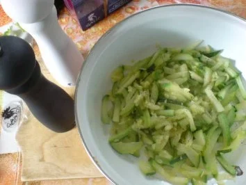 Zucchini-Kohlrabi-Salat zu Klopse und Salzkartoffeln - Rezept - Bild Nr. 9