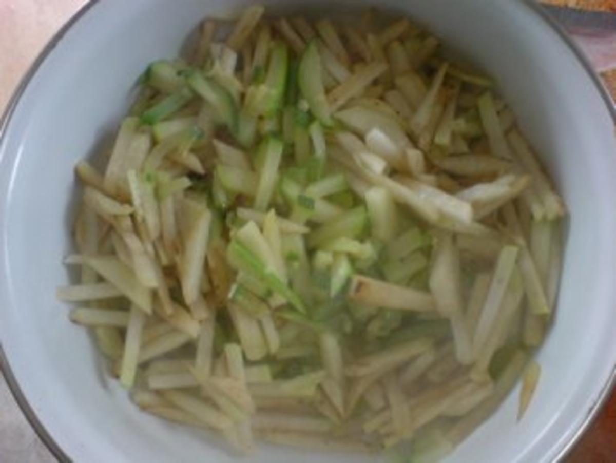 Zucchini-Kohlrabi-Salat zu Klopse und Salzkartoffeln - Rezept - Bild Nr. 11