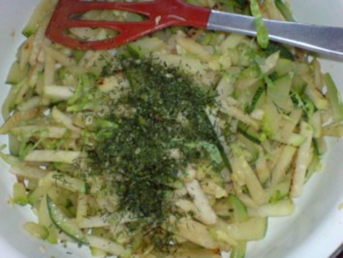 Zucchini-Kohlrabi-Salat zu Klopse und Salzkartoffeln - Rezept - Bild Nr. 12