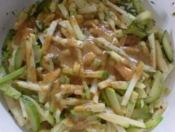 Zucchini-Kohlrabi-Salat zu Klopse und Salzkartoffeln - Rezept - Bild Nr. 16