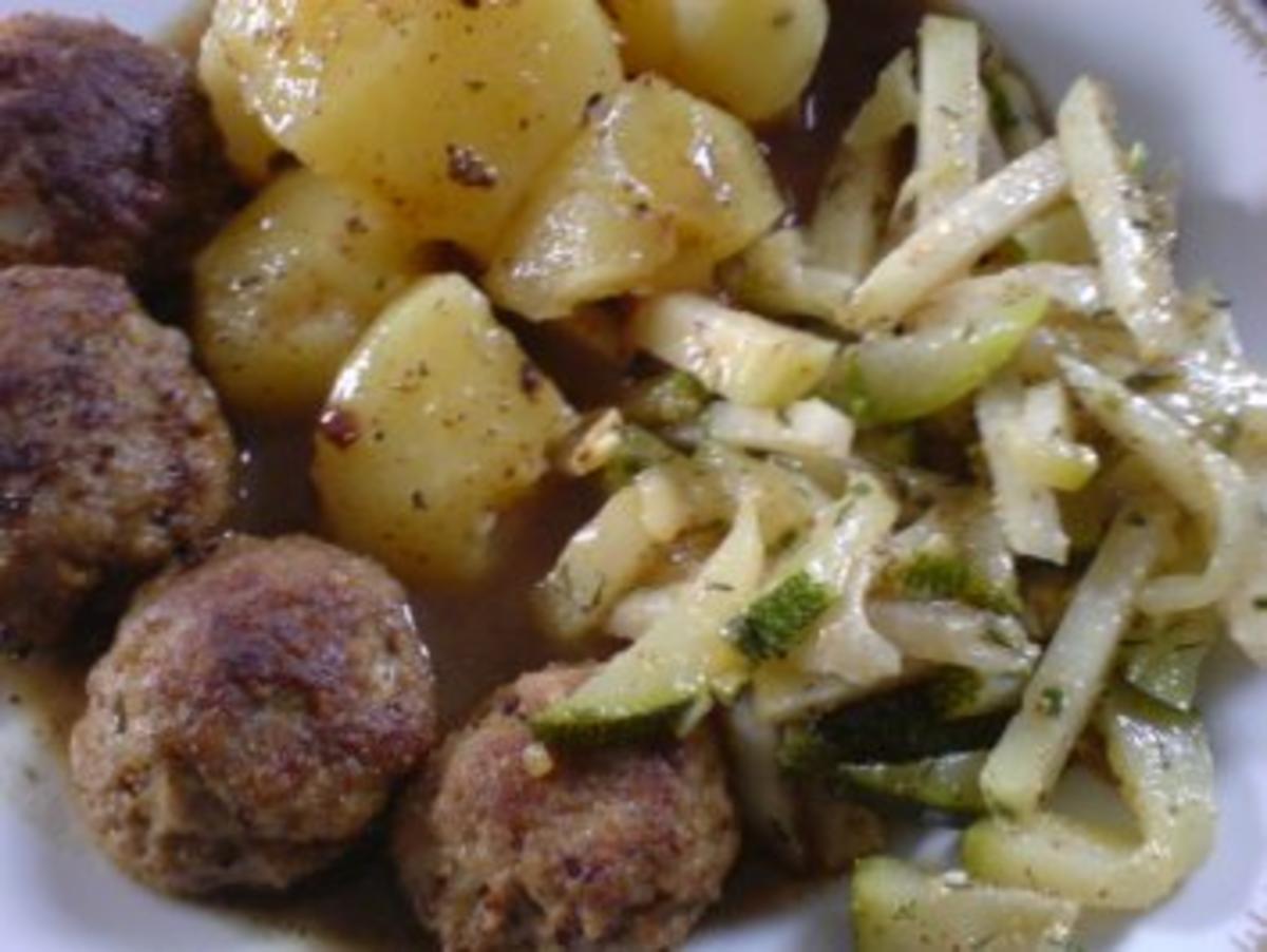 Zucchini-Kohlrabi-Salat zu Klopse und Salzkartoffeln - Rezept - Bild Nr. 24