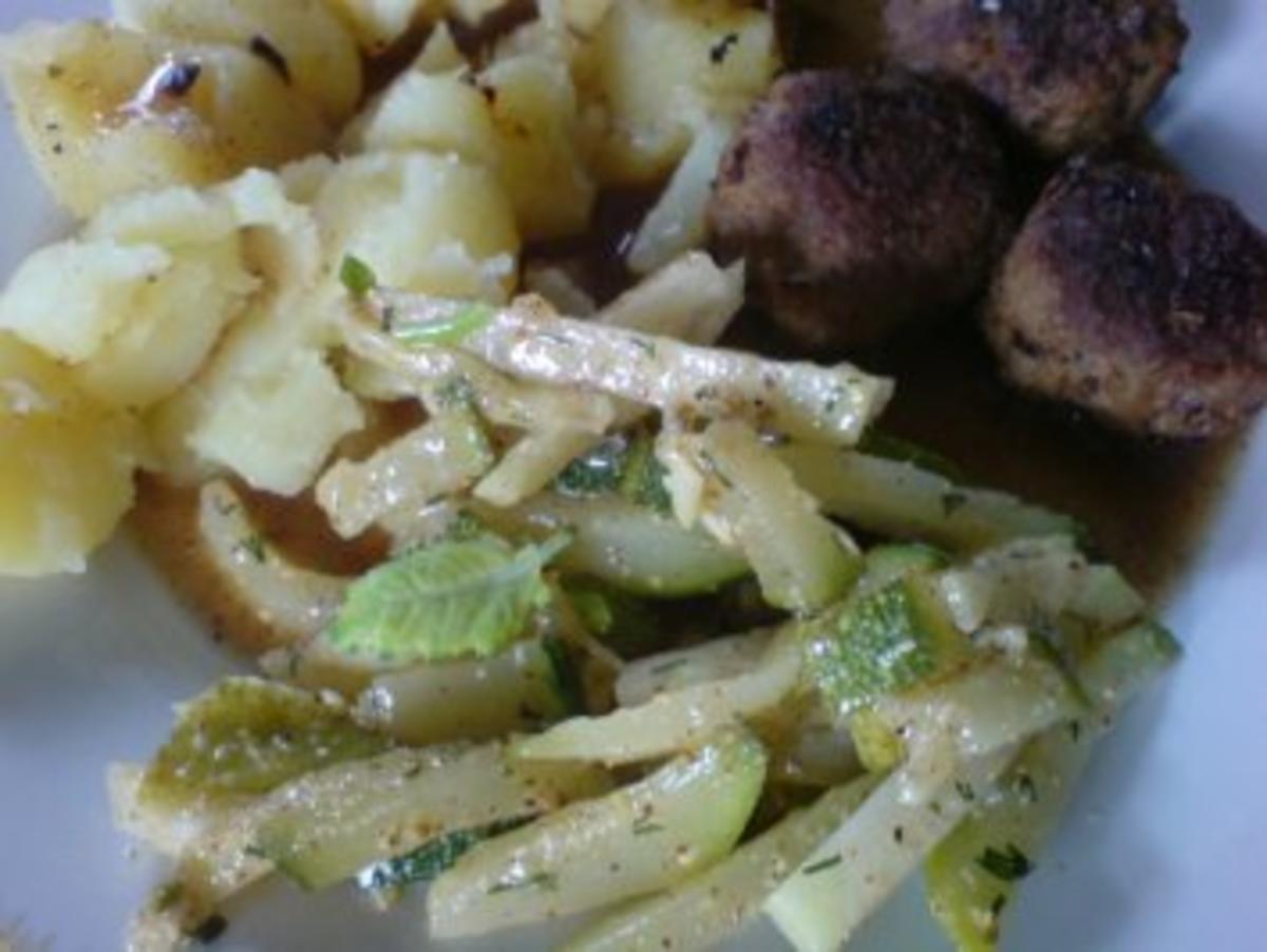 Zucchini-Kohlrabi-Salat zu Klopse und Salzkartoffeln - Rezept - Bild Nr. 25