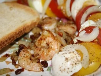 Rezept: Garnelen mit gedünsten Gemüse an einem Halbkreis von Tomaten, Ei und Zwiebel Garnelen mit gedünsten Gemüse an einem Halbkreis von Tomaten, Ei und Zwiebel - Rezept