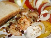 Garnelen mit gedünsten Gemüse an einem Halbkreis von Tomaten, Ei und Zwiebel - Rezept