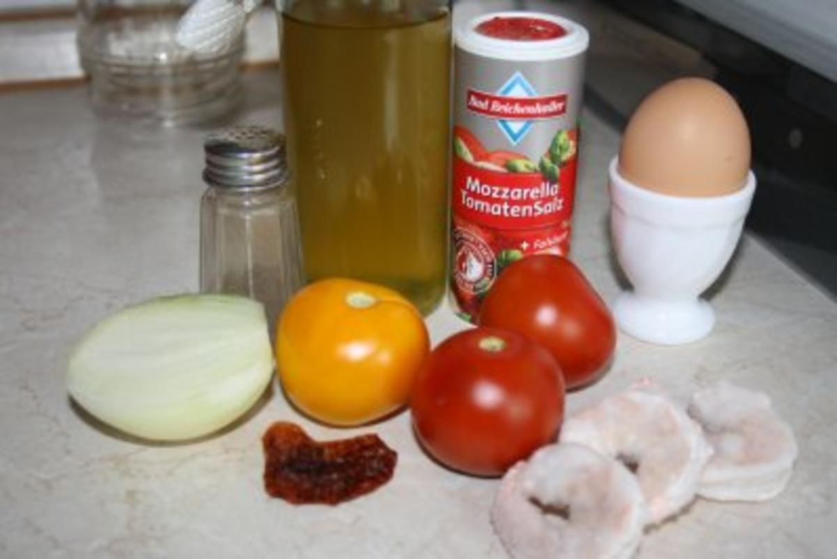 Garnelen mit gedünsten Gemüse an einem Halbkreis von Tomaten, Ei und Zwiebel - Rezept - Bild Nr. 2