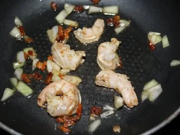 Rezept: Garnelen mit gedünsten Gemüse an einem Halbkreis von Tomaten, Ei und Zwiebel Bild Nr. 5 Garnelen mit gedünsten Gemüse an einem Halbkreis von Tomaten, Ei und Zwiebel - Rezept - Bild Nr. 5