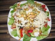 Gemischter Salat mit  Curry-Hähnchen Filet und gebratenen Pilzen - Rezept