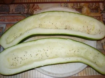 Gefüllte Zucchini mit Käse überbacken - Rezept - Bild Nr. 2