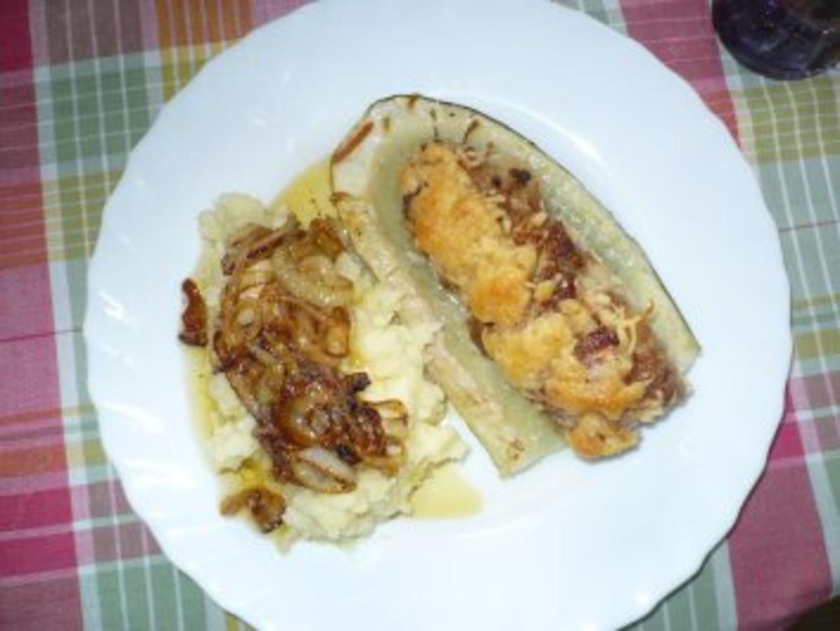 Gefüllte Zucchini mit Käse überbacken - Rezept - kochbar.de