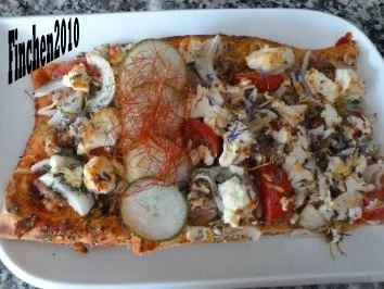 Wildblütenpizza mit Thunfisch und Ziegenkäse - Rezept