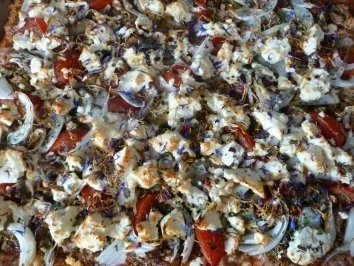 Wildblütenpizza mit Thunfisch und Ziegenkäse - Rezept - Bild Nr. 3