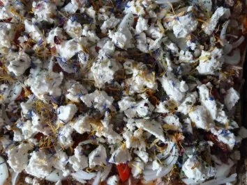 Wildblütenpizza mit Thunfisch und Ziegenkäse - Rezept - Bild Nr. 4