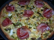 Pizza......mit Frühlingszwiebeln...Ananas  und Schinken - Rezept