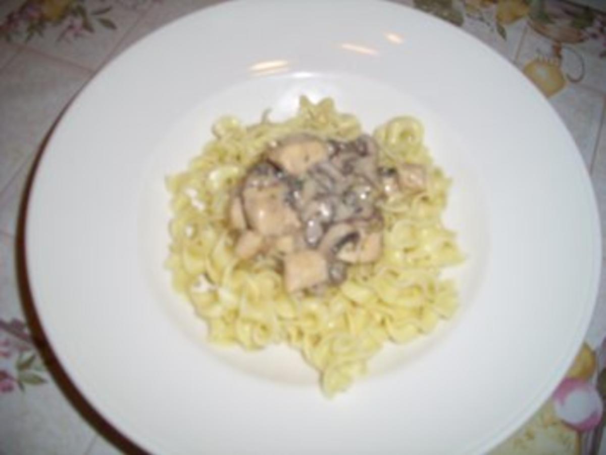 Bandnudeln mit Hähnchenfilet in einer Champignon-Sahne-Soße - Rezept ...