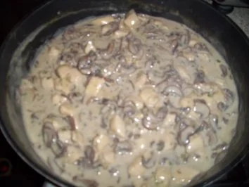 Bandnudeln mit Hähnchenfilet in einer Champignon-Sahne-Soße - Rezept - Bild Nr. 5