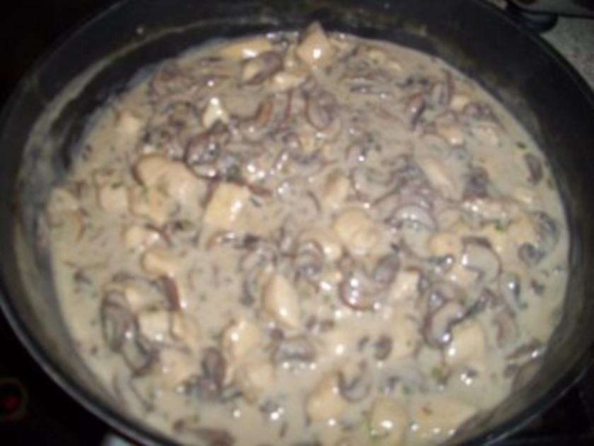 Bandnudeln mit Hähnchenfilet in einer Champignon Sahne Soße - einfach ...