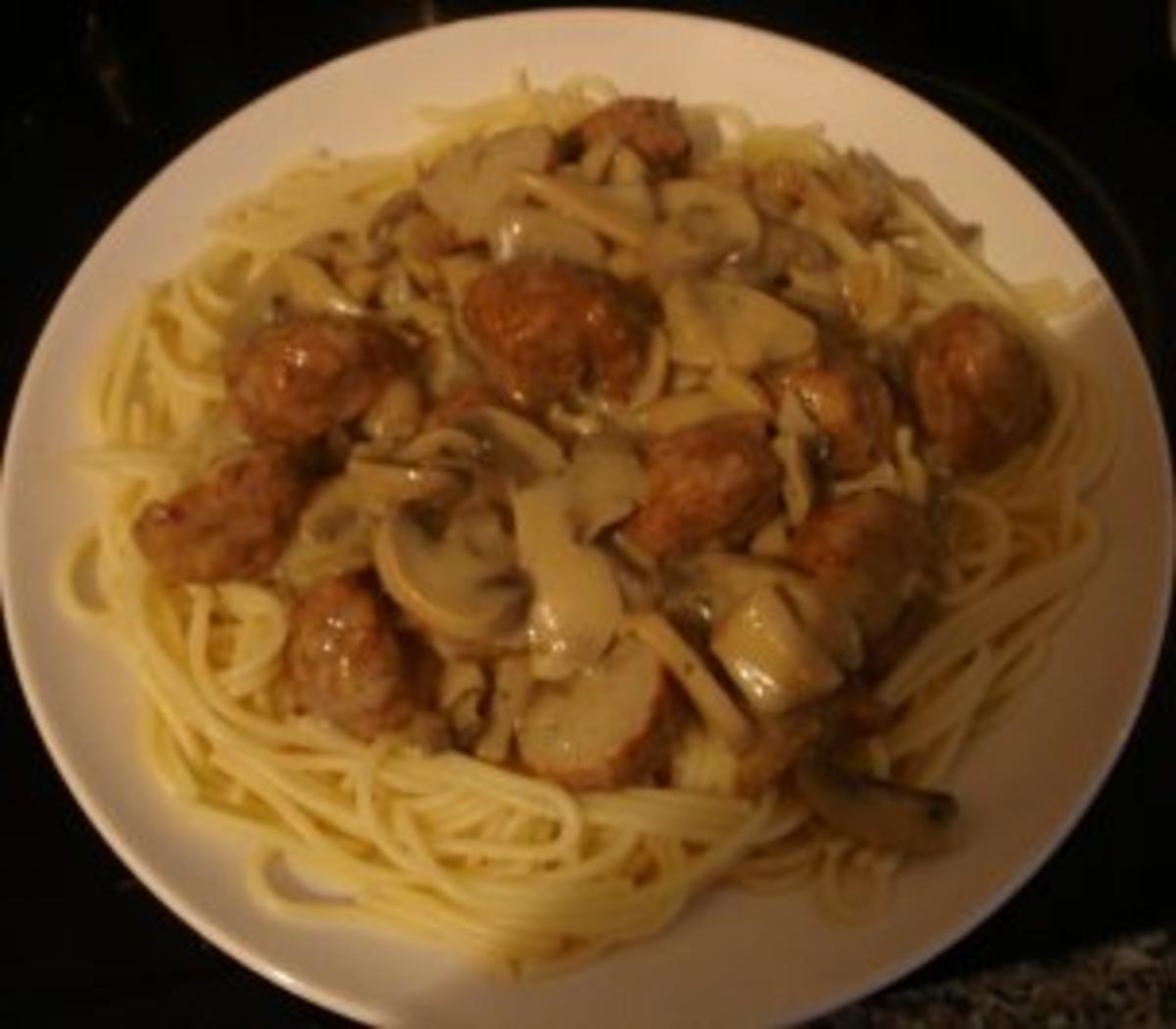 Spaghetti mit Pilz - Rahm - Sauce und Hackbällchen - Rezept