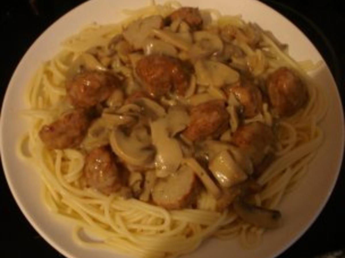 Spaghetti mit Pilz - Rahm - Sauce und Hackbällchen - Rezept - kochbar.de