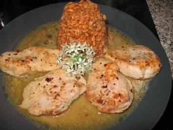 Rezept: Putenfiletsteaks mit Tomaten-Zartdinkel und Bratensaft Putenfiletsteaks mit Tomaten-Zartdinkel und Bratensaft - Rezept