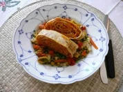 Fleischlose Küche : Möhrenstrudel auf einem Gemüsebett - Rezept