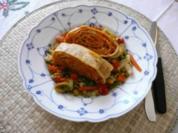 Fleischlose Küche : Möhrenstrudel auf einem Gemüsebett - Rezept