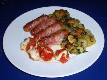 Würstchen im Speckmantel mit Bratkartoffeln und Grilltomaten - Rezept