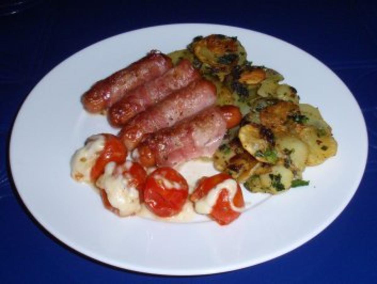 Würstchen im Speckmantel mit Bratkartoffeln und Grilltomaten - Rezept ...