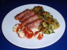 Würstchen im Speckmantel mit Bratkartoffeln und Grilltomaten - Rezept